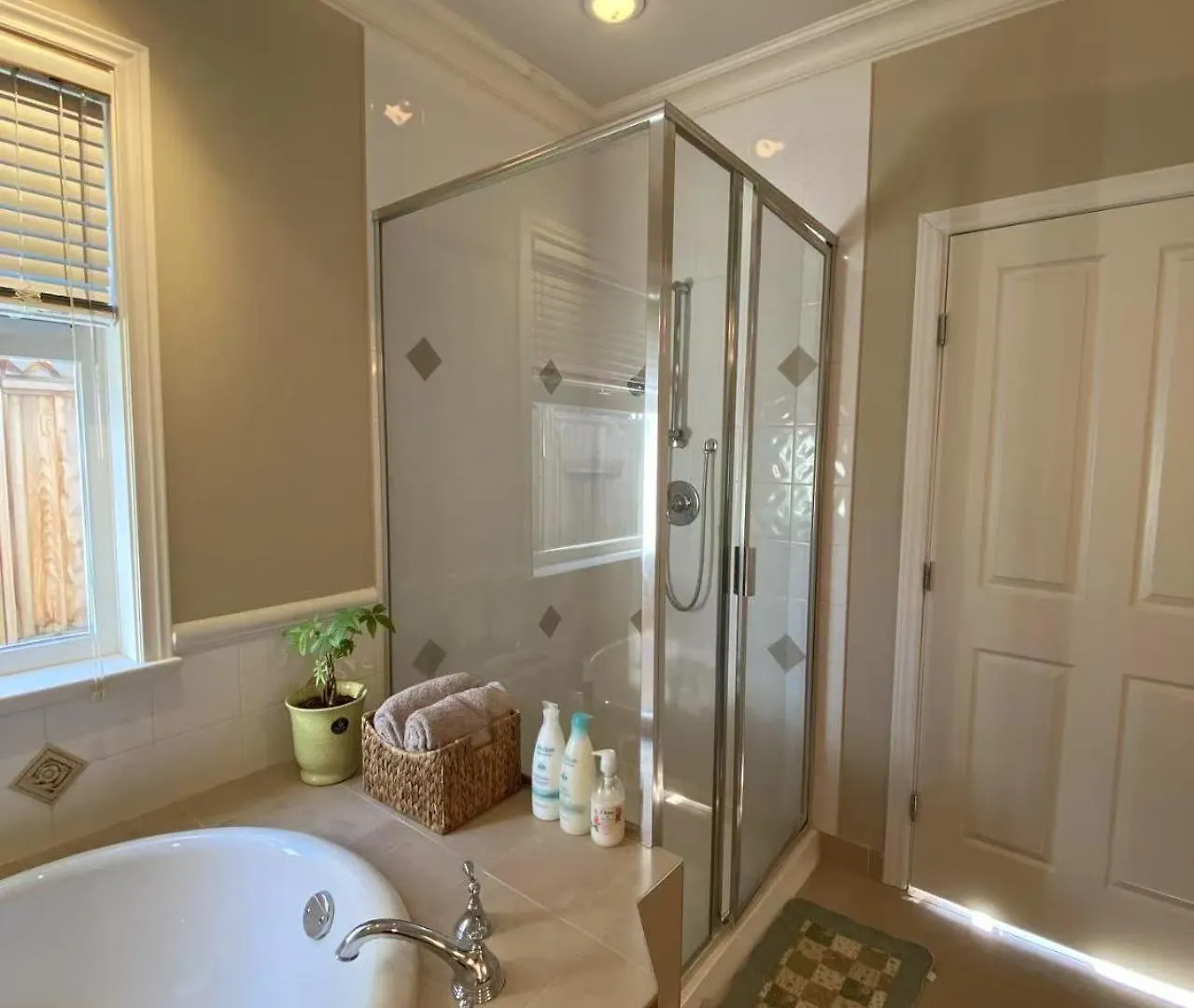 Lucky Suite, Two-Bedroom Suite With Independent Entrance In Richmond Close To Yvr 0*,  Canada